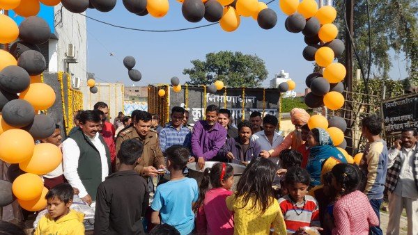 गढ़मुक्तेश्वर थाना अध्यक्ष नीरज पाल जी  द्वारा सामूहिक रूप से दीप प्रज्वलित कर विशाल भंडारे का आयोजन