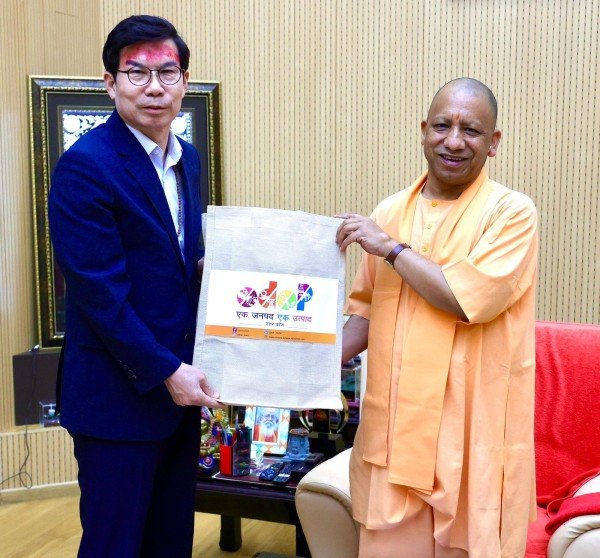 मुख्यमंत्री योगी आदित्यनाथ से बुधवार को  उनके सरकारी आवास पर क्वांगयुल किम, मेयर यांगडांग सिटी, कोरिया, ने शिष्टाचार भेंट की।