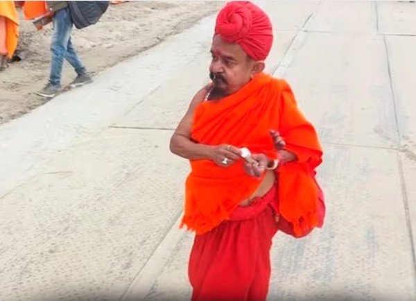 गंगापुरी महाराज महाकुंभ में अपनी कद-काठी को लेकर सुर्खियों में हैं