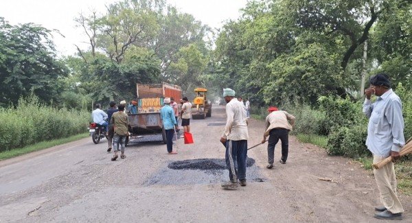 गढ़ से मेरठ मार्ग पुरी तरह बदहाल, प्रशासन मौन