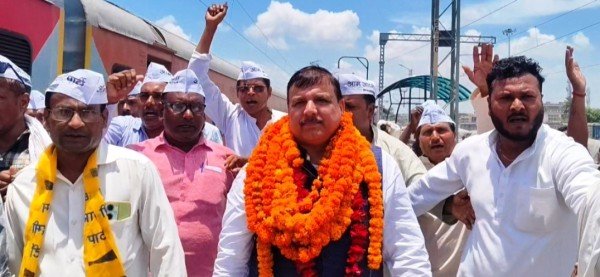 उत्तर प्रदेश में स्कूलों को बंद करने का फैसला दुर्भाग्यपूर्णःसंजय सिंह