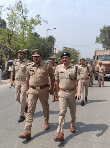 हापुड़ नगर क्षेत्रान्तर्गत मिश्रित आबादी वाले क्षेत्रों में पैदल भ्रमण कर सुरक्षा व्यवस्था का जायजा लिया गया एवं संबंधित को आवश्यक दिशा निर्देश दिए गए।