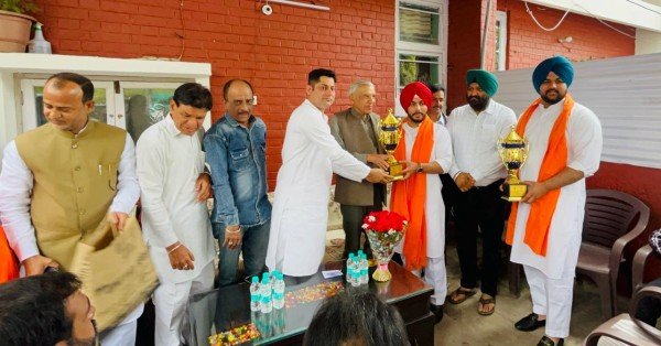 सेक्टर 22 के गुरुकरण सिंह और परमवीर सिंह ने वेट लिफ्टिंग में जीता गोल्ड मेडल पवन कुमार बंसल ने किया सम्मानित