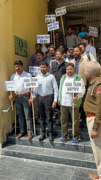तिथि 12-3-24 को भारतीय समाज मोर्चा की ओर से संगठन के अध्यक्ष रवि बाली की अगुवाई में नगर निगम लुधियाना ज़ोन ए पर दर्जा चार मुलाजिमों को समय पर तनख़्वाह न मिलने के विरोध में धरना प्रदर्शन किया गया