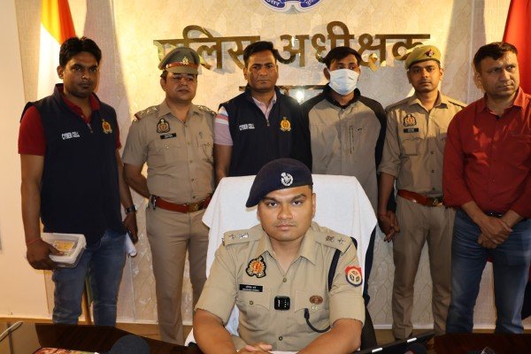 फर्जी आई0ए0एस0 अधिकारी गिरफ्तार