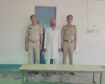 हापुड़ देहात पुलिस ने चेकिंग के दौरान एक शातिर अभियुक्त को किया गिरफ्तार, जिसके कब्जे से अवैध असलहा बरामद।