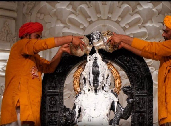 आज अयोध्या में रामलला की प्राण प्रतिष्ठा की पहली वर्षगांठ धूमधाम से मनाई गई।