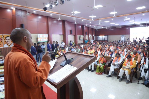 माहौल हमारे अनुकूल, यूपी की सभी 80 सीटें जीतना हमारा लक्ष्य : योगी आदित्यनाथ