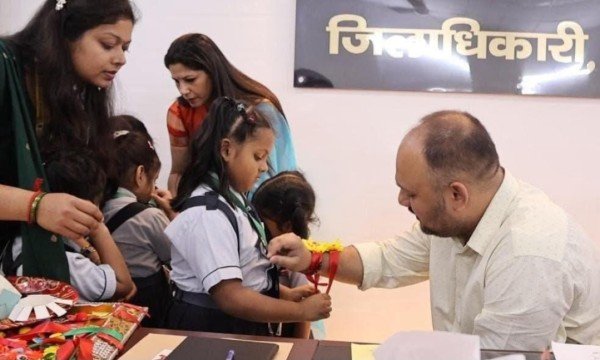 जिलाधिकारी अभिषेक पांडे को स्कूली बच्चियों ने राखी बांधकर दी लंबी उम्र की दुआ की।