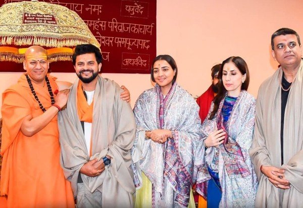 पूर्व खिलाड़ी सुरेश रैना उनकी पत्नी प्रियंका रैना संग महाकुंभ का दौरा किया