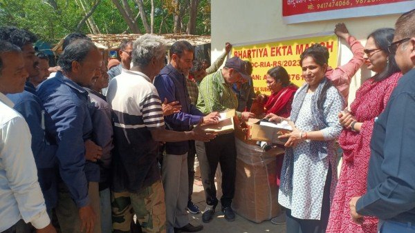 भारतीय एकता मंच ने मजदूरों को जूते और जुराबे बांटी