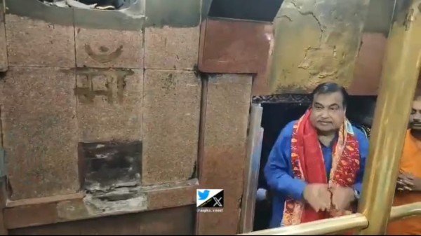 मां विंध्यवासिनी धाम पहुंचे केंद्रीय परिवहन मंत्री नितिन गडकरी, मां के चरणों में टेका मत्था।