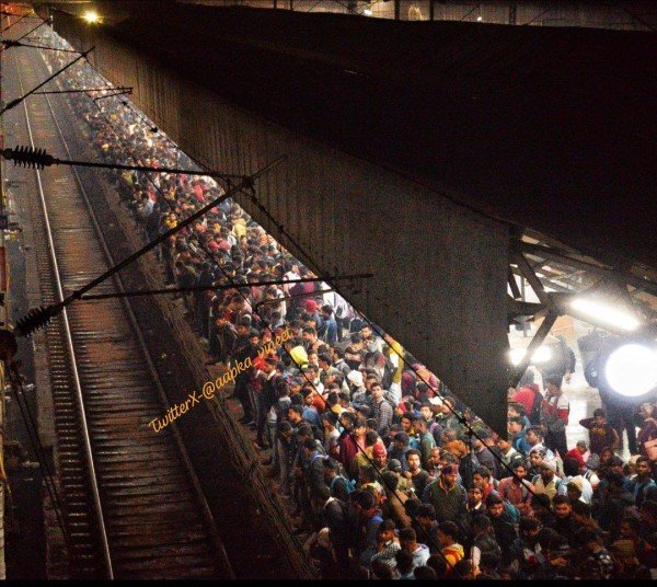 लखनऊ रेलवे स्टेशन पर अभियार्थियों की ज़बर्दस्त भीड़.