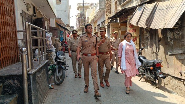 क्षेत्राधिकारी व थानाप्रभारियों द्वारा मय पुलिस बल अपने-अपने क्षेत्र में भ्रमणशील एवं मस्जिदों पर उपस्थित रहकर आमजन को सुरक्षा का अहसास कराते हुए जुमा की नमाज को सकुशल सम्पन्न कराया गया।