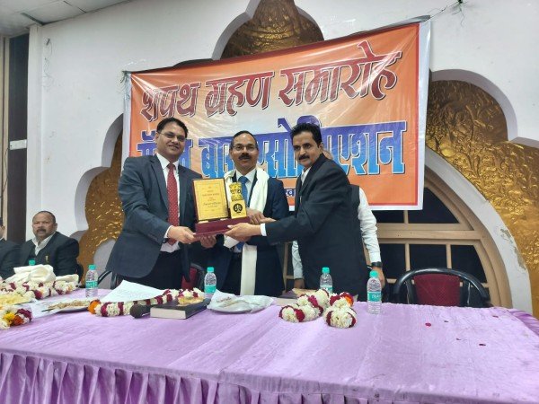 रॉयल बार एसोसिएशन सदर तहसील लखनऊ का शपथ ग्रहण समारोह यूपी प्रेस क्लब लखनऊ में संपन्न हुआ