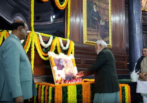 प्रधानमंत्री नरेंद्र मोदी ने आज नेताजी सुभाष चंद्र बोस को श्रद्धांजलि अर्पित की