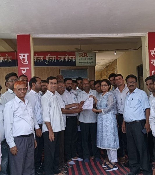 अधिवक्ताओं का दुसरे दिन धरना प्रर्दशन जारी ! गढ़ बार एसोसिएशन अधिवक्ताओं ने गढ़ कोतवाल को सस्पेंड कराने की मांग को लेकर एसडीएम को सौपा ज्ञापन