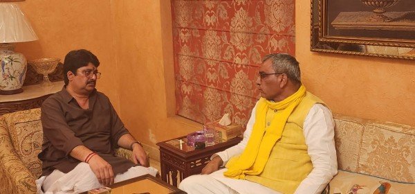 लखनऊ स्थित राजा भैया के आवास पर पहुँचे सुभासपा प्रमुख ओम प्रकाश राजभर