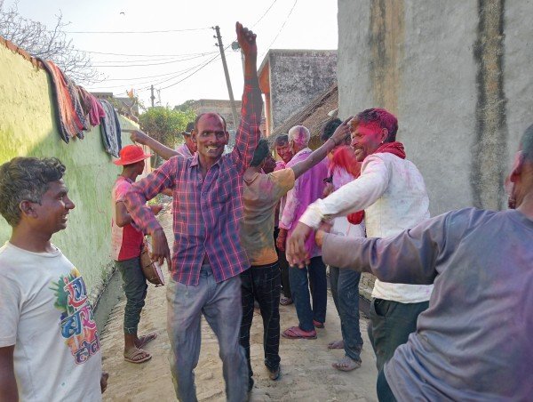 फरीदा बांगर गांव में धूमधाम से मनाई गई होली जमकर उड़े रंग और गुलाल