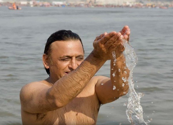 सपा के राष्ट्रीय अध्यक्ष अखिलेश यादव रविवार दोपहर प्रयागराज पहुंचे