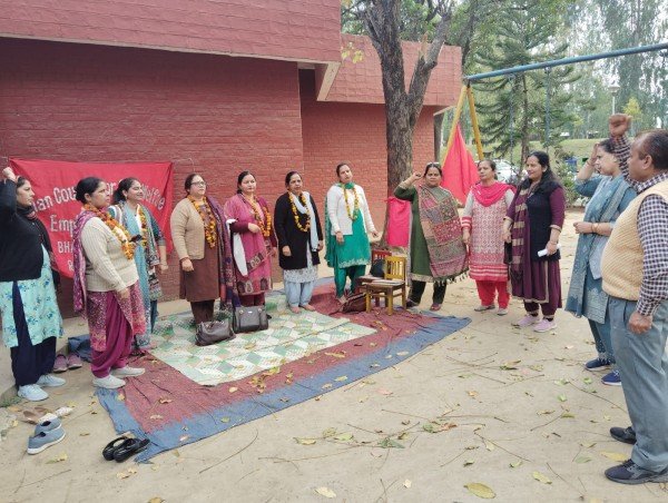 क्रैचों को आंगनवाड़ी में मर्ज कर क्रेच कर्मियों का  वेतन  घटाकर आधा करने के खिलाफ बाल भवन सैक्टर 23 भूख हड़ताल शुरू ।18 मार्च को होगी हड़ताल