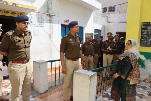 वरिष्ठ पुलिस अधीक्षक श्री श्लोक कुमार द्वारा लोकसभा सामान्य निर्वाचन-2024 को सकुशल, शांतिपूर्ण ढंग से सम्पन्न करनेके लिए  निरीक्षण किया