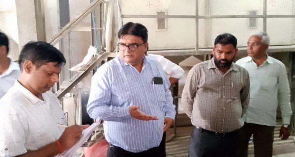डीएम ने गुरू वशिष्ठ प्रेरणा लघु उद्योग, दरौली का किया निरीक्षण