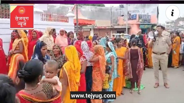 कर्ज माफी की अफवाह पर गोरखनाथ मंदिर में उमड़ी महिलाओं की भीड़, बुलानी पड़ी पुलिस