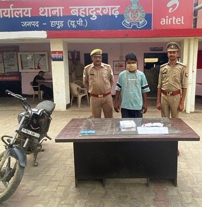 पुलिस ने भादवि में संलिप्त अभियुक्त को किया गिरफ्तार, जिसके कब्जे से चोरी की अंगूठी, 700/- रुपये नकदी, अवैध असलहा व एक बाइक बरामद।