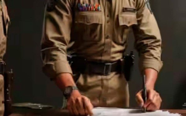 बिहार के छपरा में लूट मामले में थानाध्यक्ष को बर्खास्त कर दिया गया है।