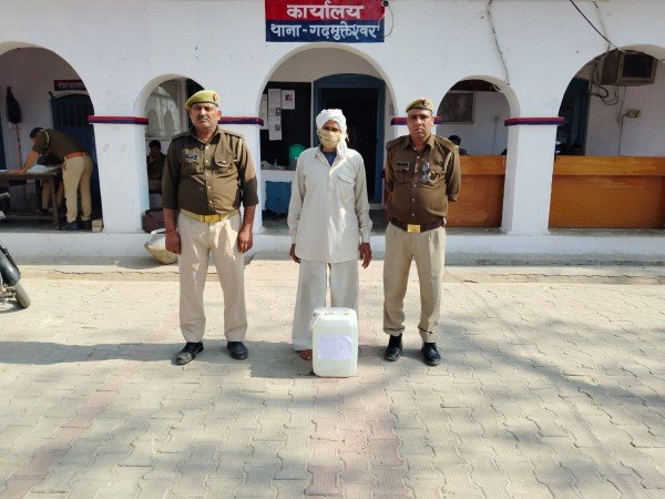 गढ़मुक्तेश्वर पुलिस ने चैकिंग के दौरान एक अभियुक्त को किया गिरफ्तार
