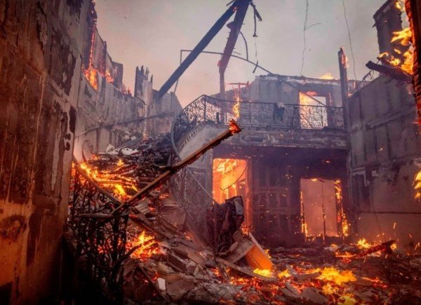 लॉस एंजेलिस क्षेत्र में लगी भीषण आग ने अब तक 24 लोगों की जान ले ली है