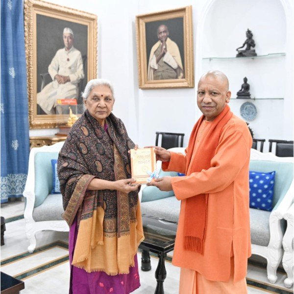 मुख्यमंत्री योगी आदित्यनाथ ने आज राजभवन में उत्तर प्रदेश की राज्यपाल आनंदीबेन पटेल से शिष्टाचार भेंट की