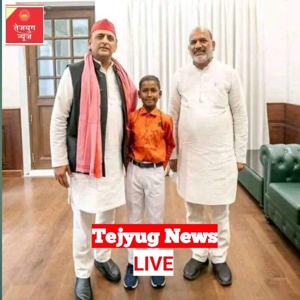 तस्वीर में अखिलेश जी के साथ नन्हे से बालक का नाम धर्मेन्द्र है