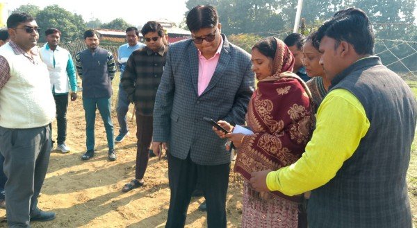 डीएम ने किया कोईलपुरा में बनी इंटरलाकिगं की जांच, गौशाला को भी देखा
