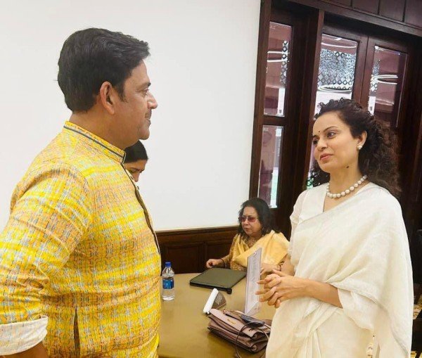 गोरखपुर से सांसद रावि किशन ने आज लोकसभा में साथी कलाकार एवं मंडी से सांसद कंगना राणावत को जीत की बधाई दी.