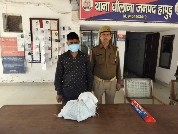 पुलिस के शिकंजे में अवैध शराब तस्कर।