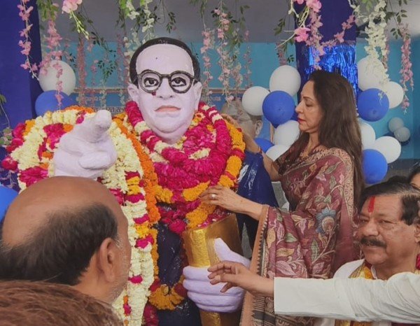 भाजपा प्रत्याशी हेमा मालिनी डा. अम्बेडकर की प्रतिमा पर माल्यार्पण करते हुए