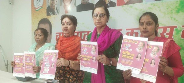 केंद्र में कांग्रेस की सरकार बनी तो गरीब महिलाओं को हर साल एक लाख रुपए मिलेंगे।