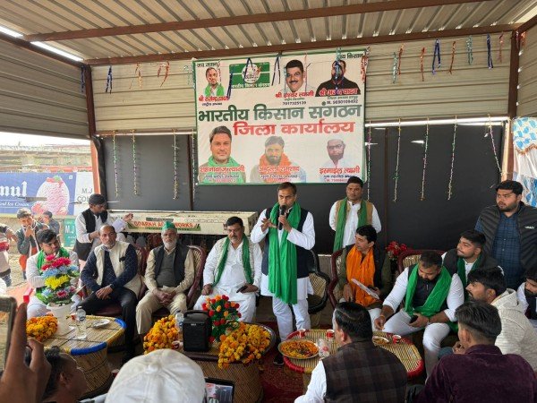 भारतीय किसान संगठन के राष्ट्रीय अध्यक्ष राजेंद्र  यादव का कार्यकर्ताओं ने फूल माला पहनाकर क्या जोरदार स्वागत..