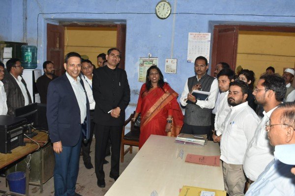 डॉ रजनीश दुबे अध्यक्ष, राजस्व परिषद उत्तर प्रदेश, लखनऊ द्वारा कलेक्ट्रेट परिसर का स्थलीय किया निरीक्षण