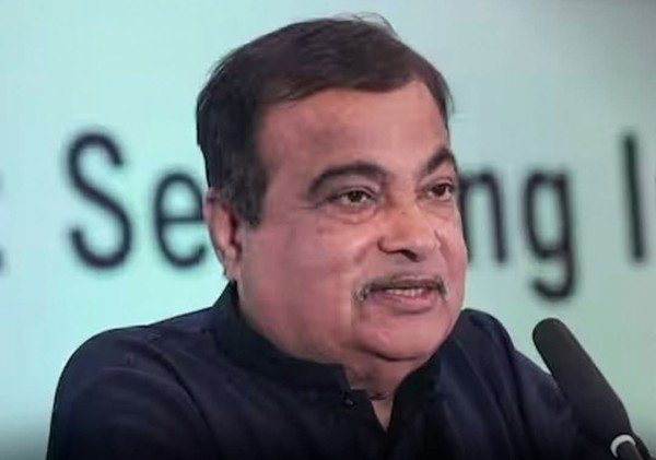 केंद्रीय मंत्री नितिन गडकरी ने शनिवार को राजनीति  पर अपनी स्पष्ट राय की