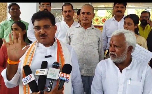 विधायकजी’ माफी मत ‘मांगिए’, यह बताइए नौ लाख बोरी ‘यूरिया’ गई ‘कहां’?