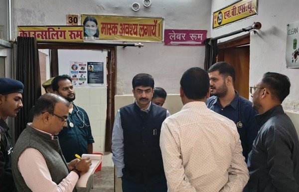 कमिशनर के निरीक्षण में ब्लॉक का पूरा स्टाफ गायब मिला, नोटिस जारी