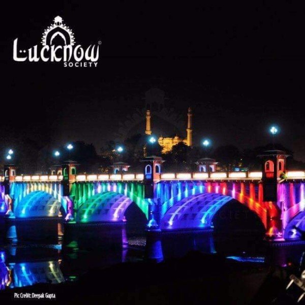 लखनऊ के मशहूर पक्का_पुल में लगीं रंगीन LED लाइटें अवध की शाम में उस वक्त और चार चांद लगा देती हैं