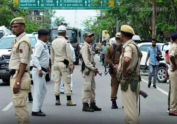 असम पुलिस की 16-सदस्यीय टीम छापेमारी  करते हुए गलती से नगालैंड के मोकोकचुंग जिले में पहुंच गई।