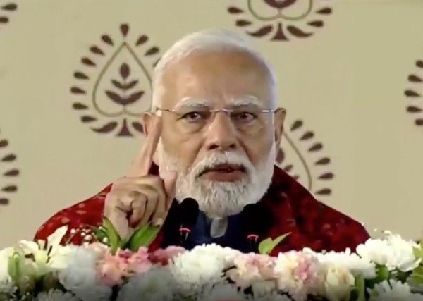 प्रधानमंत्री नरेंद्र मोदी ने आज दिल्ली में झुग्गीवासियों के लिए बनाए गए स्वाभिमान अपार्टमेंट्स