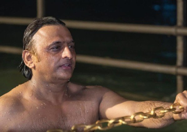 प्रयागराज में  महाकुंभ मेले  के बीच अखिलेश यादव ने  मकर संक्रांति के अवसर पर गंगा में लगाई  डुबकियां