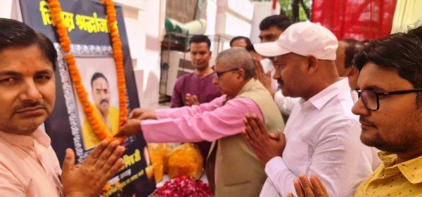 बीएसए कार्यालय पर अखिलेश मिश्र को दी गई सामूहिक श्रद्धांजलि