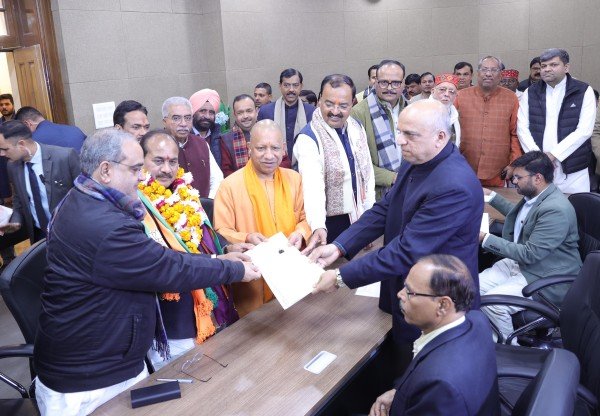 सीएम योगी की उपस्थिति में दारा सिंह चौहान ने दाखिल किया नामंकन